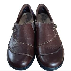 Clark’s comfort collection size 7 brown leather. Just conditioned leather sole.